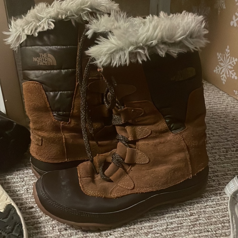 Womens brown the northface snow/weatherproof boots size 7.5